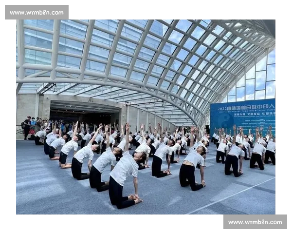 展示女性力量与美感的健体比赛动作精彩呈现