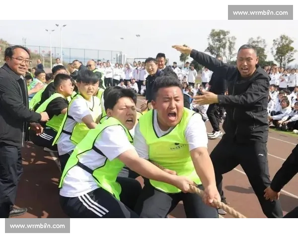 拔河比赛中团结与奋力拼搏的精神展现与团队合作的力量